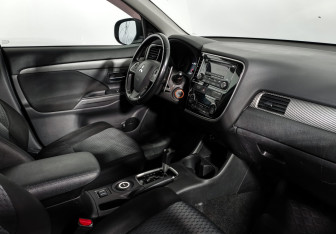 Подержанный автомобиль Mitsubishi Outlander 2013 года (13 фото)