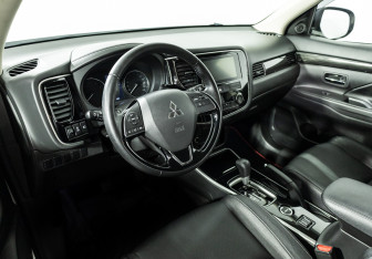 Подержанный автомобиль Mitsubishi Outlander 2018 года (11 фото)