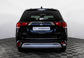 Подержанный автомобиль Mitsubishi Outlander 2019 года (6 фото)