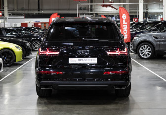 Подержанный автомобиль Audi Q7 2018 года (9 фото)