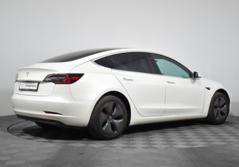 Подержанный автомобиль Tesla Model 3 2019 года (5 фото)