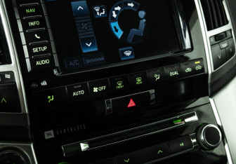 Подержанный автомобиль Toyota Land Cruiser Suv 2014 года (17 фото)