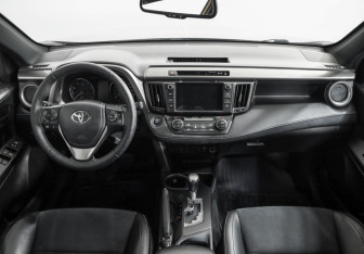 Подержанный автомобиль Toyota RAV4 2016 года (10 фото)
