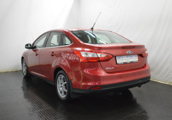 Подержанный автомобиль Ford Focus Sedan 2011 года (7 фото)