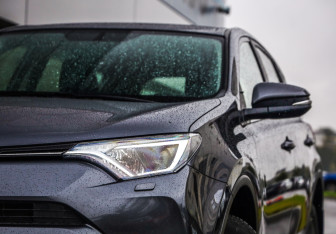 Подержанный автомобиль Toyota RAV4 2015 года (2 фото)
