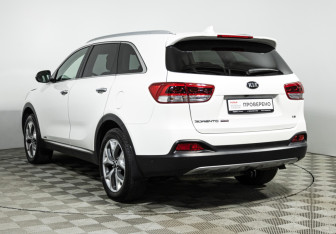 Подержанный автомобиль Kia Sorento 2016 года (7 фото)