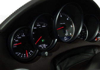 Подержанный автомобиль Porsche Cayenne 2016 года (12 фото)