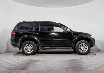 Подержанный автомобиль Mitsubishi Pajero Sport 2012 года (4 фото)