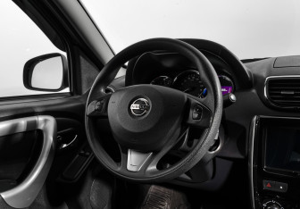 Подержанный автомобиль Nissan Terrano 2017 года (15 фото)
