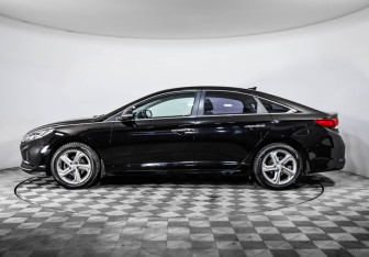 Подержанный автомобиль Hyundai Sonata 2019 года (8 фото)