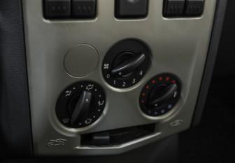 Подержанный автомобиль Renault Logan Sedan 2007 года (14 фото)