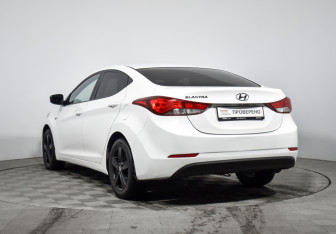 Подержанный автомобиль Hyundai Elantra Sedan 2015 года (7 фото)