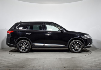 Подержанный автомобиль Mitsubishi Outlander 2018 года (4 фото)