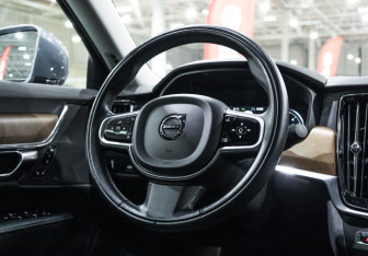 Подержанный автомобиль Volvo S90 2017 года (25 фото)