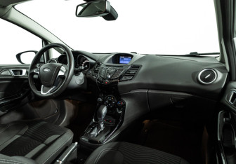 Подержанный автомобиль Ford Fiesta Hatchback 2016 года (9 фото)