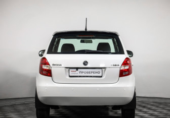 Подержанный автомобиль Skoda Fabia Hatchback 2013 года (5 фото)