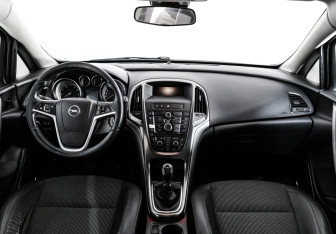 Подержанный автомобиль Opel Astra Hatchback 2010 года (10 фото)