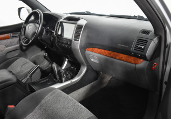 Подержанный автомобиль Toyota Land Cruiser Prado 2002 года (12 фото)