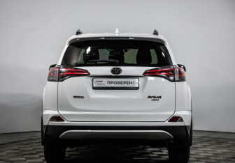 Подержанный автомобиль Toyota RAV4 2015 года (6 фото)