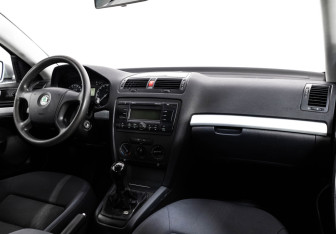 Подержанный автомобиль Skoda Octavia Liftback 2005 года (9 фото)