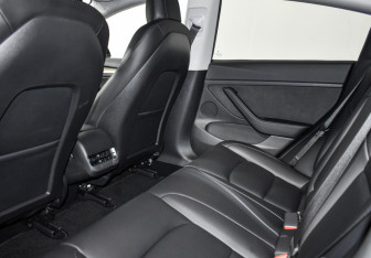 Подержанный автомобиль Tesla Model 3 2023 года (14 фото)