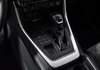 Подержанный автомобиль Toyota RAV4 2024 года (11 фото)