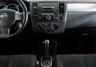 Подержанный автомобиль Nissan Tiida Sedan 2010 года (11 фото)