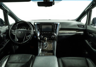 Подержанный автомобиль Toyota Alphard 2019 года (13 фото)