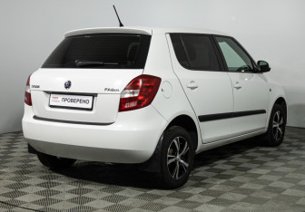 Подержанный автомобиль Skoda Fabia Hatchback 2013 года (5 фото)