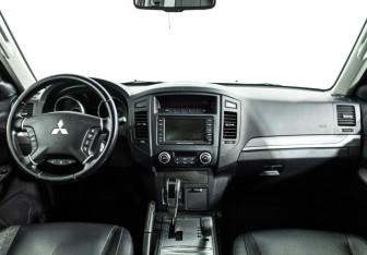 Подержанный автомобиль Mitsubishi Pajero 2010 года (13 фото)