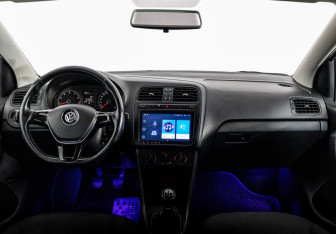 Подержанный автомобиль Volkswagen Polo Sedan 2015 года (10 фото)