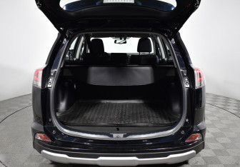 Подержанный автомобиль Toyota RAV4 2018 года (19 фото)