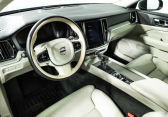 Подержанный автомобиль Volvo V60 2018 года (11 фото)