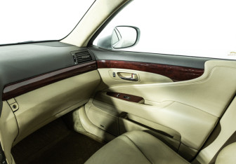 Подержанный автомобиль Lexus LS 2008 года (18 фото)