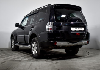 Подержанный автомобиль Mitsubishi Pajero 2018 года (7 фото)