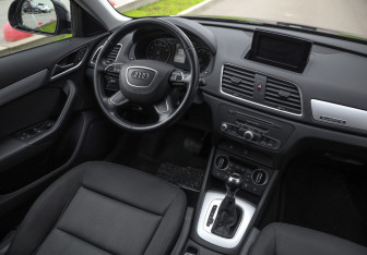 Подержанный автомобиль Audi Q3 2015 года (10 фото)