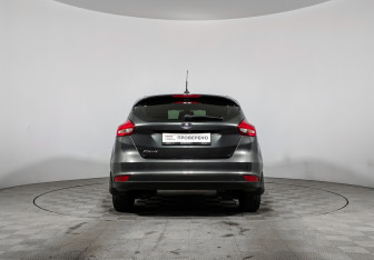 Подержанный автомобиль Ford Focus Sedan 2019 года (6 фото)