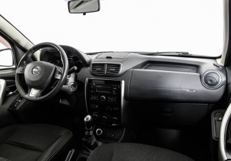 Подержанный автомобиль Nissan Terrano 2017 года (9 фото)