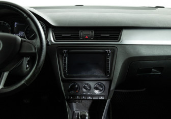 Подержанный автомобиль Skoda Rapid Liftback 2017 года (14 фото)