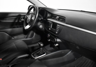 Подержанный автомобиль Kia Rio Hatchback 2019 года (13 фото)