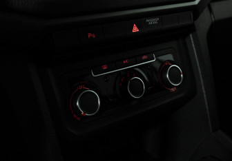 Подержанный автомобиль Volkswagen Amarok 2016 года (15 фото)