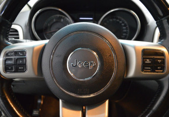Подержанный автомобиль Jeep Grand Cherokee 2012 года (15 фото)