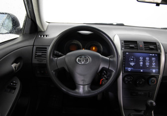 Подержанный автомобиль Toyota Corolla Sedan 2008 года (10 фото)