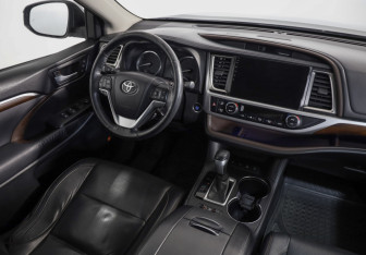 Подержанный автомобиль Toyota Highlander 2014 года (8 фото)
