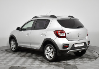 Подержанный автомобиль Renault Sandero 2016 года (7 фото)