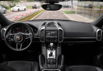 Подержанный автомобиль Porsche Cayenne 2016 года (14 фото)