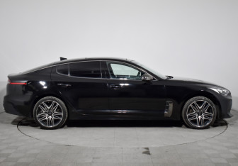 Подержанный автомобиль Kia Stinger 2023 года (4 фото)