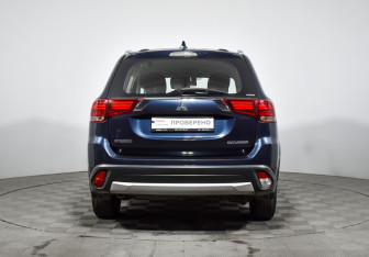 Подержанный автомобиль Mitsubishi Outlander 2017 года (6 фото)