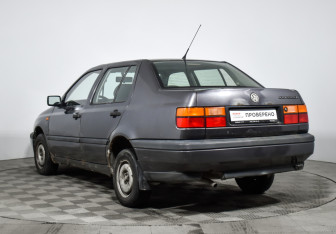 Подержанный автомобиль Volkswagen Vento 1993 года (7 фото)