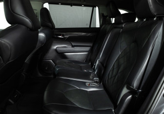 Подержанный автомобиль Toyota Highlander 2021 года (10 фото)